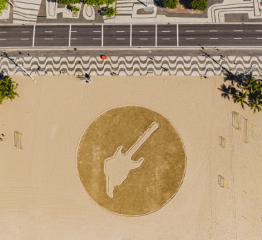 Rock in Rio invadiu o Rio de Janeiro com escultura de areia gigante em formato de guitarra na Praia de Copacabana e lança promoção que dará 30 pares de ingresso para o festival e acesso a emblemático ponto turístico da cidade