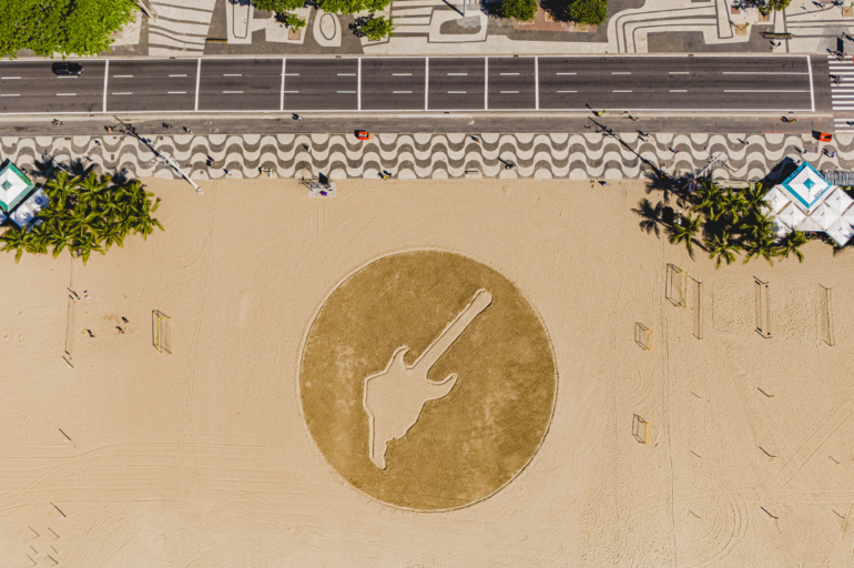 Rock in Rio invadiu o Rio de Janeiro com escultura de areia gigante em formato de guitarra na Praia de Copacabana e lança promoção que dará 30 pares de ingresso para o festival e acesso a emblemático ponto turístico da cidade