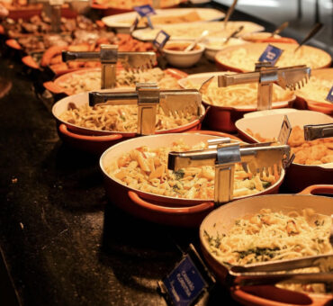 COCO BAMBU DA BARRA DA TIJUCA LANÇA BUFFET COM CAMARÃO À VONTADE