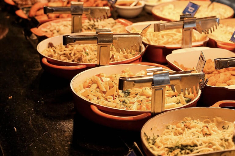 COCO BAMBU DA BARRA DA TIJUCA LANÇA BUFFET COM CAMARÃO À VONTADE