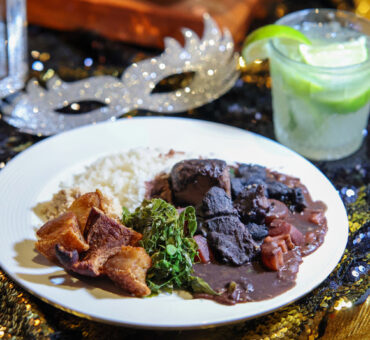 Hotéis Hilton anunciam programação para o Carnaval em parceria com cerveja Cacildis e bateria da Unidos da Tijuca