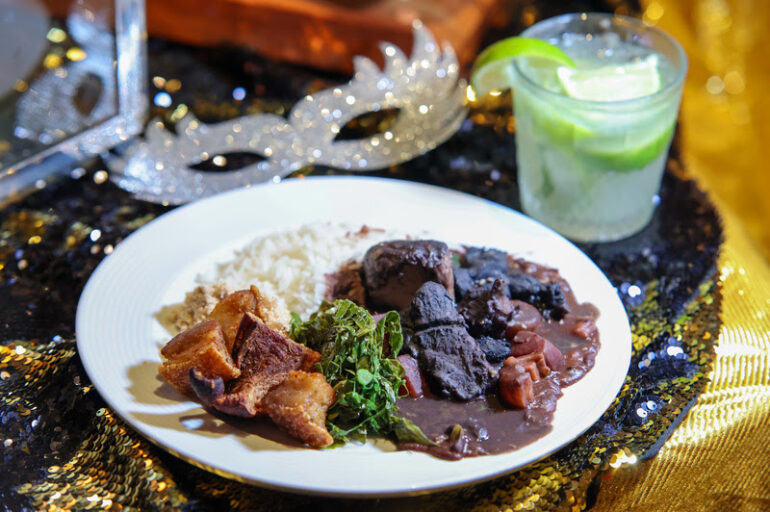 Hotéis Hilton anunciam programação para o Carnaval em parceria com cerveja Cacildis e bateria da Unidos da Tijuca