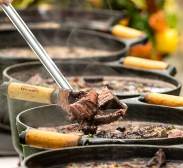 Pestana Rio Atlântica promove feijoada com roda de samba no Dia das Mães, com vista para Copacabana