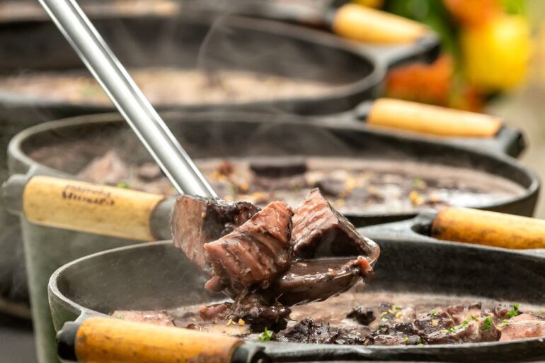 Pestana Rio Atlântica promove feijoada com roda de samba no Dia das Mães, com vista para Copacabana
